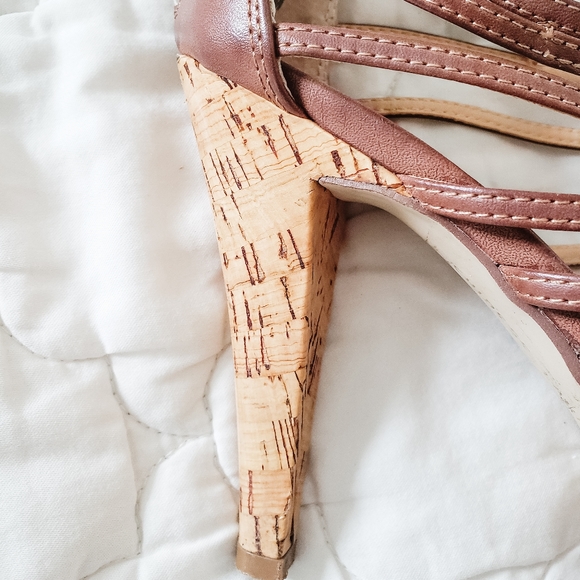 Sexy strappy tan high heels - Picture 3 of 4